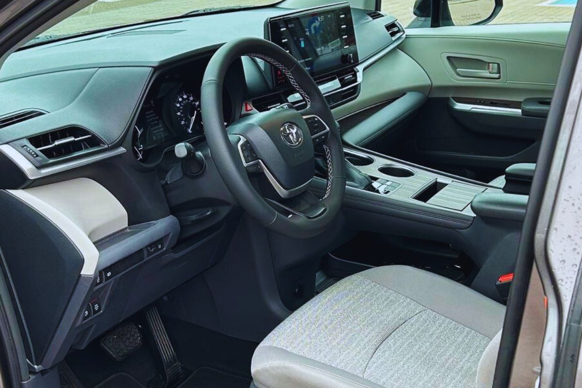 KLASA PREMIUM<br>TOYOTA SIENNA