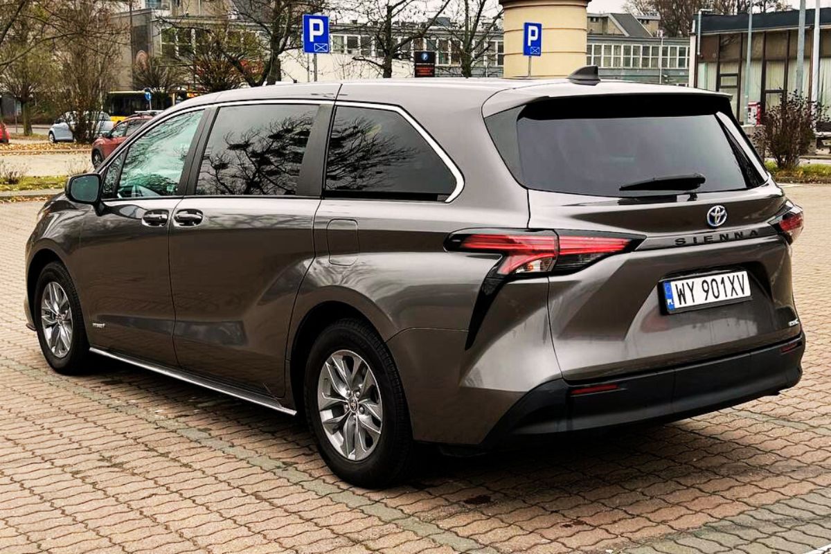 TOYOTA SIENNA 2,5 HYBRYDA
