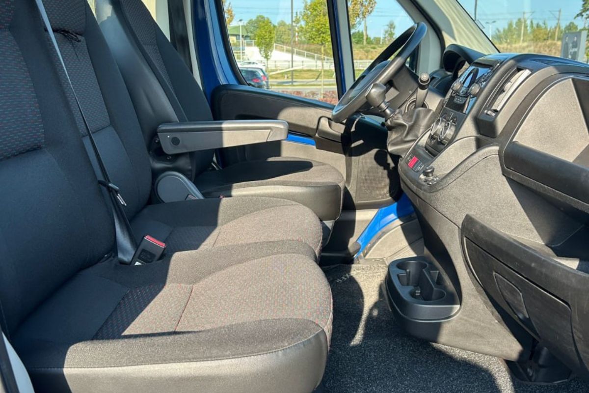 PEUGEOT BOXER 2.2 TD L4, szerokość 130 cm